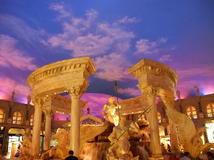 مجسمه‌ها و محوطه کاری شده در اطراف هتل کاخ سزار