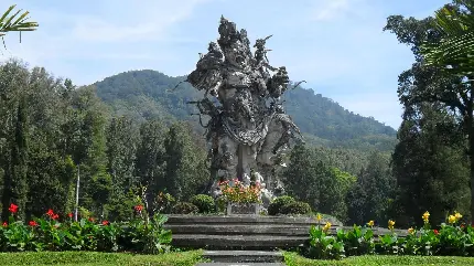 عکس مجسمه بزرگ سنگی در معبد‌های بالی اندونزی