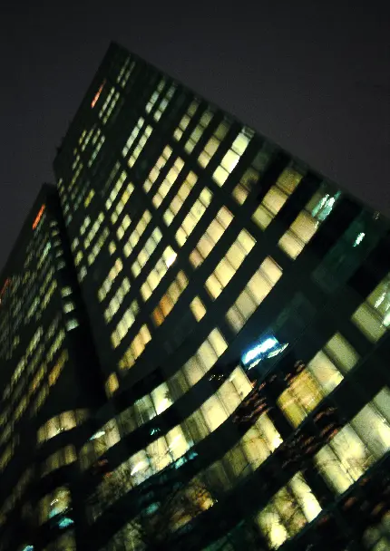 نمای برج‌ تجاری در شب