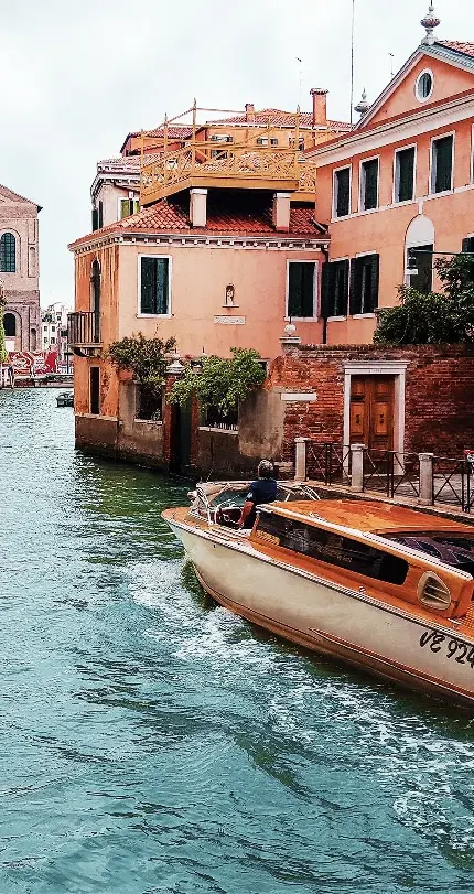 عکس ودخانه‌های ایتالیایی وسط شهرها و عبور قایق