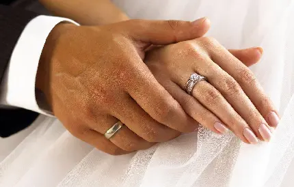 عکس دست‌های عروس و داماد با حلقه از نزدیک