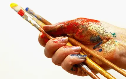 دست نقاش در حال کشیدن نقاشی با کیفیت بالا و رایگان