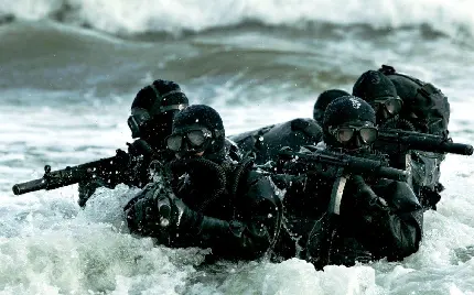 نیروهای ویژه نظامی دریایی با لباس‌های غواصی و اسلحه خفن لباس مشکی