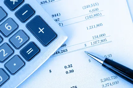 دانلود عکس سند حسابداری با خودکار مشکی و ماشین حساب