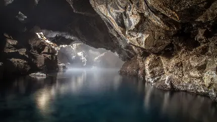 تصویر دریاچه‌های زلال و شفاف در غارهای طبیعی