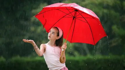 عکس دختر برای پروفایل با چتر قرمز در دست
