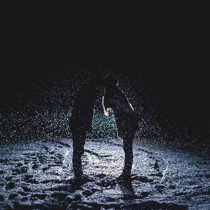 تصویر زمینه عاشقانه از زوج زیر باران رمانتیک در پس زمینه مشکی