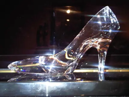 عکس کفش واقعی سیندرلا در موزه و نمایشگاه
