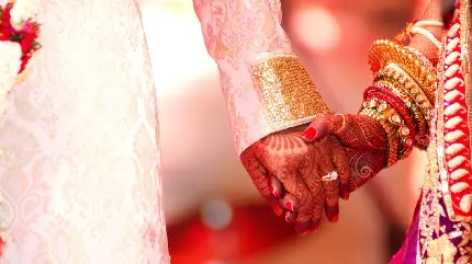 ژست دست عروس هندی از داماد دست های عروسی