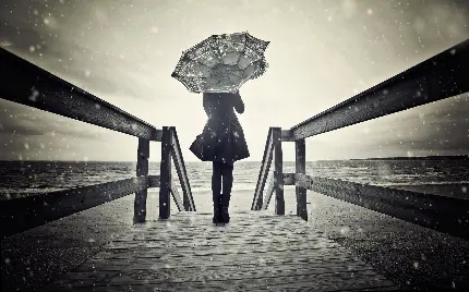 عکس سیاه سفید دختر و چتر در دست کنار ساحل