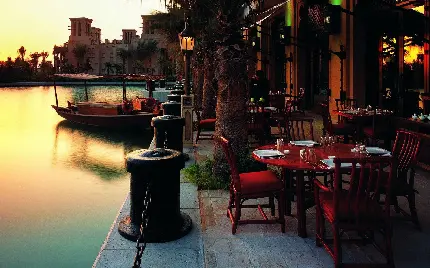 عکس رستوران و صندلی میزهای کنار دریاچه در ایتالیا