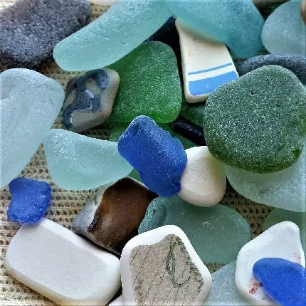 سنگ‌های ساحلی صیقلی شیشه دریایی