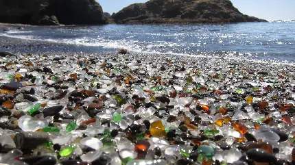 ساحل سنگ‌های سیلیس شفاف با کیفیت بالا شیشه دریایی