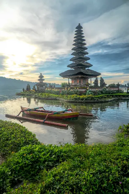 عکس معبد وسط دریاچه در اندونزی