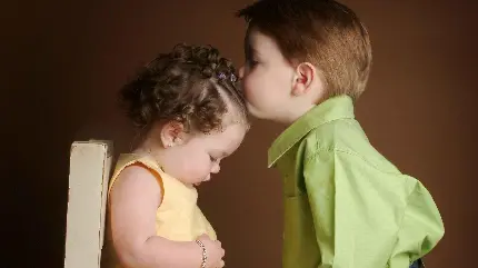 تصویر بوسه دختر و پسر زوج بچه ناز