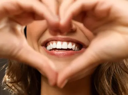 عکس دندان های سفید خانم جذاب برای پوستر دندان پزشکی