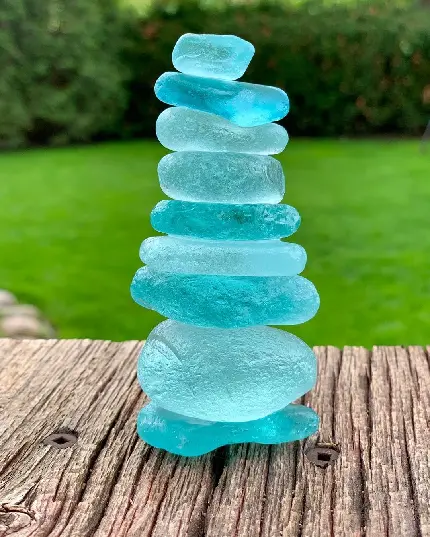 سنگ‌های آبی رنگ شفاف شیشه دریایی از جنس سیلیس