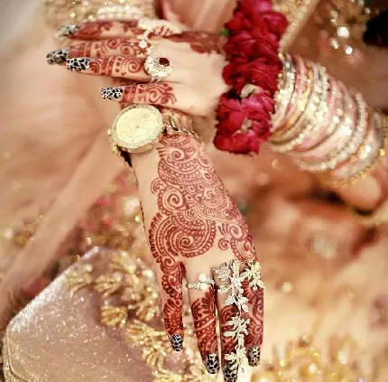 دست های عروسی هندی با طلا و جواهرات