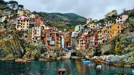 تصویر زمینه شهر ساحلی ایتالیا ا سنگ و صخره‌های تیز کنار دریاچه و رودخانه