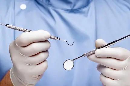 عکس دکتر دندان پزشک در حال جراحی دندان