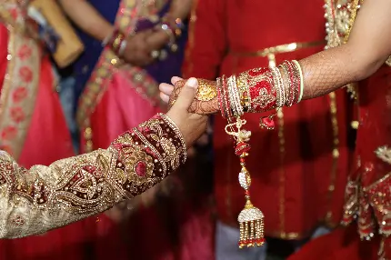 دست های عروسی در مراسم عروسی هندی‌ها عکس با کیفیت بالا
