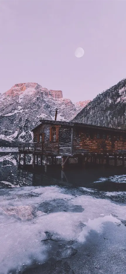عکس کلبه چوبی در کوهستان‌های ایتالیا