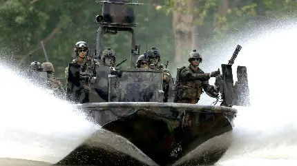 نیروهای ویژه نظامی در حال گشت زنی با قایق