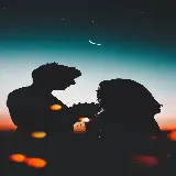 زیباترین والپیپر زوجی عاشقانه زیر هلال ماه در شب پرستاره