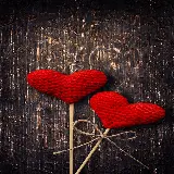 والپیپر دلپسند عاشقانه قلب های کاموایی قرمز با زمینه تیره