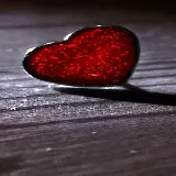 تصویر عاشقانه قلب کوچک قرمز تنها برای پروفایل واتساپ